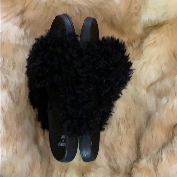 🎉SALE🎉 fluffy fuzzy slippers super comfortable - Picture 5 of 8
